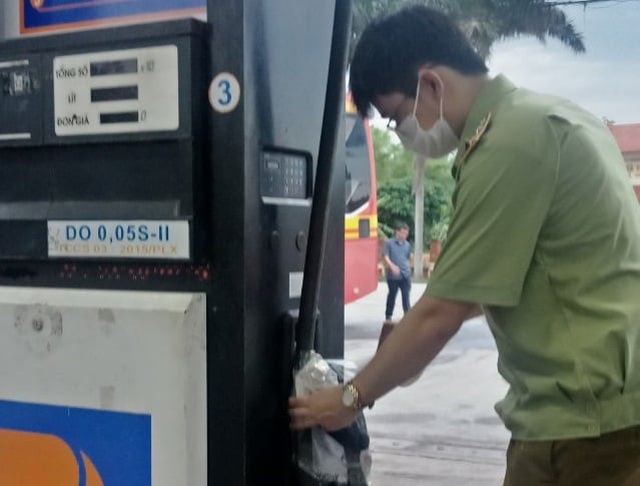 Nam Định: Một cửa hàng Petrolimex bán dầu diesel pha tạp chất