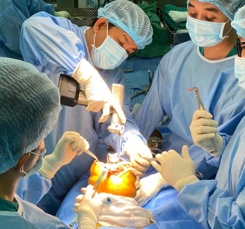 Bệnh viện Chợ Rẫy phẫu thuật thành công ca thay khớp gối phức tạp