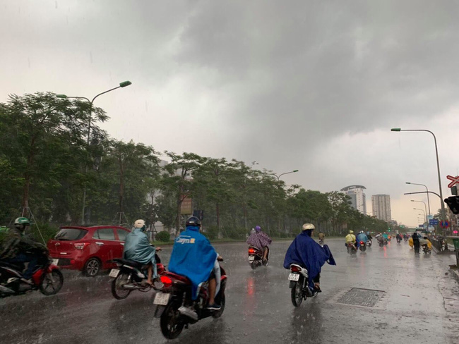 Thời tiết 20/5: Hà Nội ngày nắng nóng 37 độ, chiều tối và đêm có mưa dông