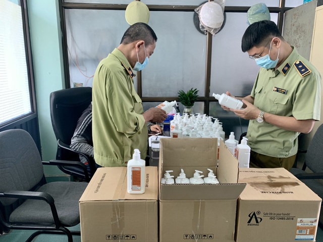 Hà Nội: Bắt lô nước sát khuẩn có dấu hiệu giả mạo tại chợ thuốc Hapulico