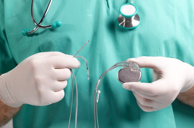 Thu hồi 62000 máy tạo nhịp tim do nguy cơ chập điện