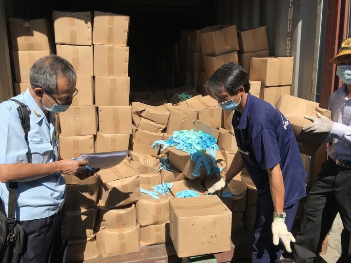 Kịp thời ngăn chặn nhiều lô găng tay bẩn từ Trung Quốc nhập khẩu vào Việt Nam