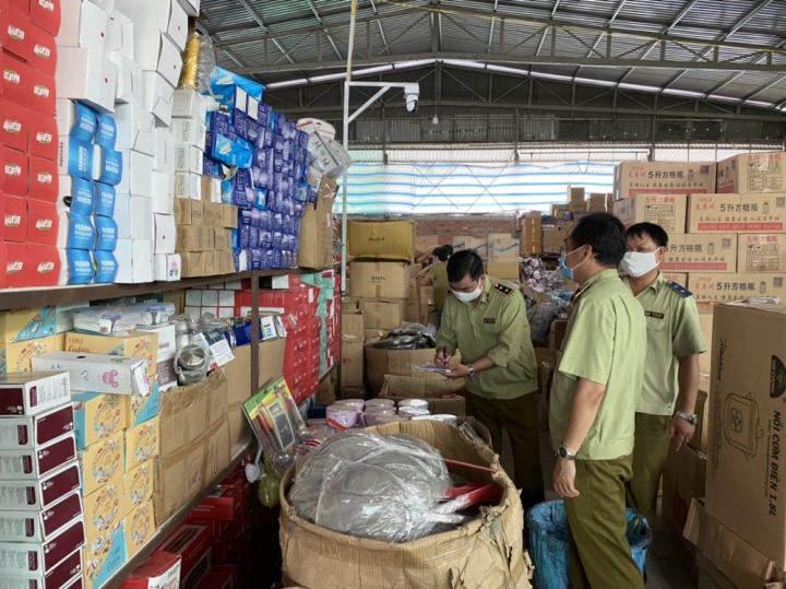Liên tiếp triệt phá nhiều kho hàng lậu quy mô lớn