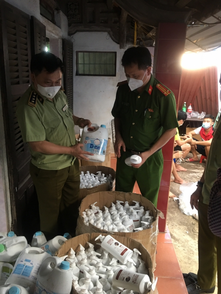 Thanh Hóa: Bắt quả tang 1 cơ sở sản xuất dầu gội đầu, sữa tắm, nước giặt giả mạo