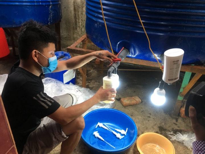 Thanh Hóa: Bắt quả tang 1 cơ sở sản xuất dầu gội đầu, sữa tắm, nước giặt giả mạo