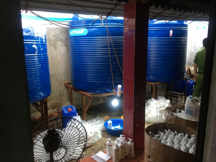 Thanh Hóa: Bắt quả tang 1 cơ sở sản xuất dầu gội đầu, sữa tắm, nước giặt giả mạo