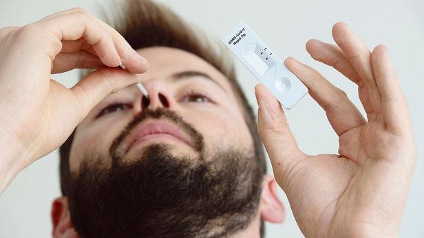 Pháp phát triển thiết bị y tế cho phép tự kiểm tra COVID-19 tại nhà