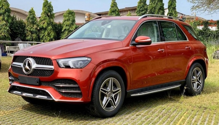 Triệu hồi 13.000 chiếc Mercedes-Benz do hệ thống logo phát sáng lỗi