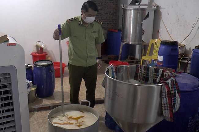 Thanh Oai, Hà Nội: Triệt phá xưởng 'pha chế' số lượng lớn mỹ phẩm hàng hiệu