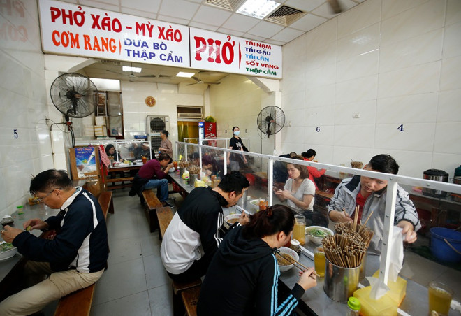 Hà Nội đề xuất mở cửa trở lại một số dịch vụ thiết yếu từ 22/6