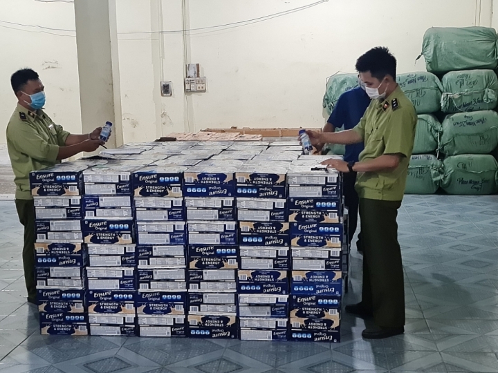 Phú Yên: Chặn đứng xe tải chở 10.000 chai bia, sữa Ensure không có hóa đơn, chứng từ