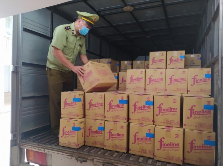 Thái Nguyên: Thu giữ trên 1.000 can nước giặt nhãn hiệu D-nee, FineLine