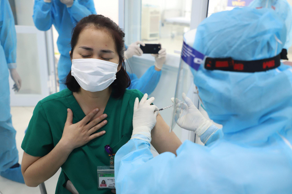 Cảnh báo: Sốt kéo dài sau tiêm vaccine có thể là triệu chứng nhiễm virus SARS-CoV