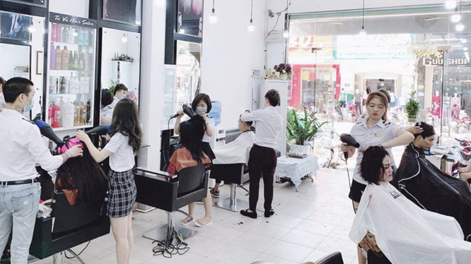 Hà Nội dừng hoạt động cắt tóc, gội đầu, quán ăn