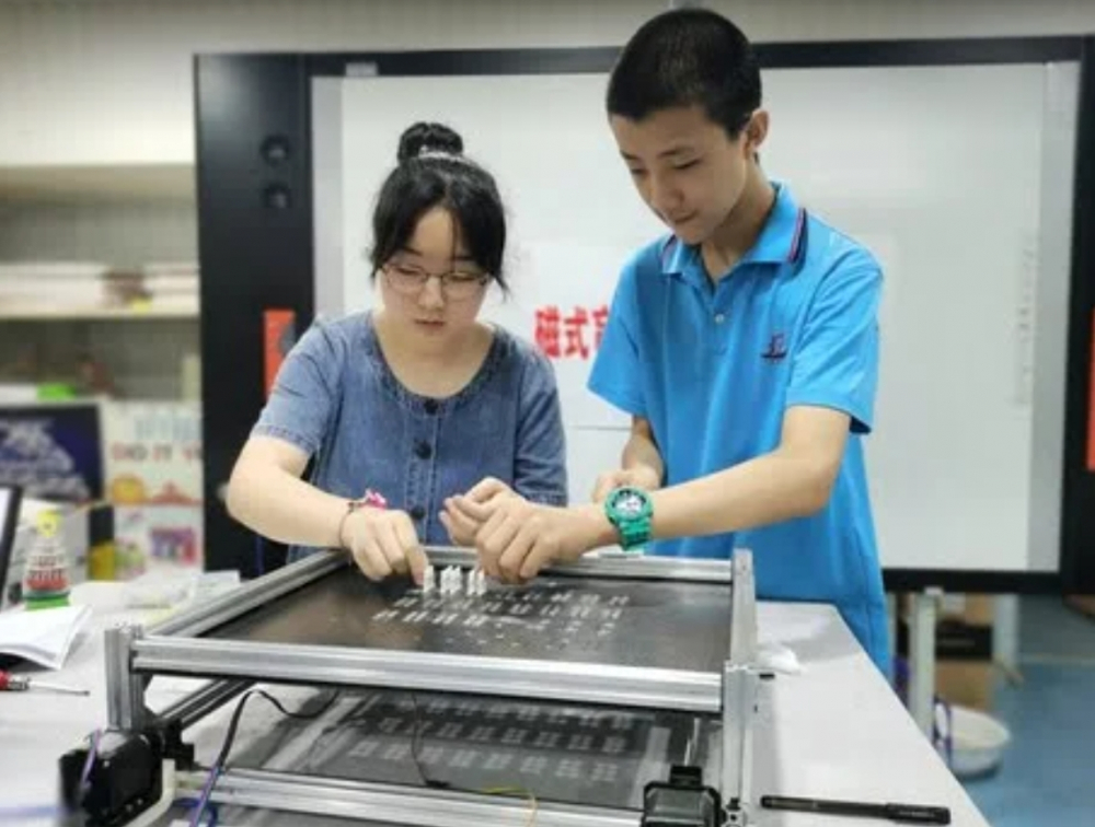 Trung Quốc: Học sinh chế tạo thiết bị đọc chữ nổi Braille cho người khiếm thị