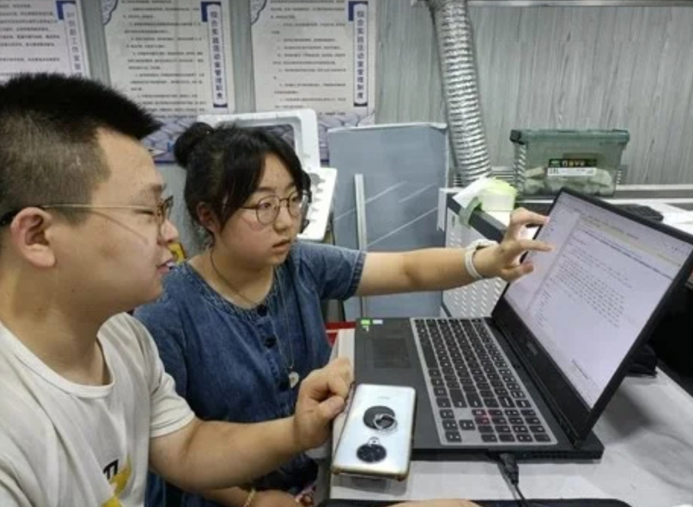 Trung Quốc: Học sinh chế tạo thiết bị đọc chữ nổi Braille cho người khiếm thị