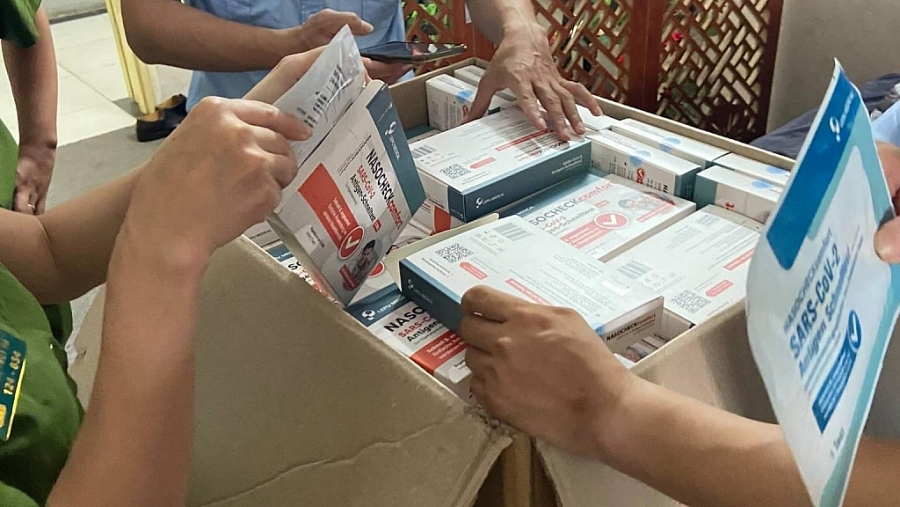 Kit test nhanh COVID-19 trôi nổi ngoài thị trường - Nguy cơ tiềm ẩn khiến dịch bệnh lây lan