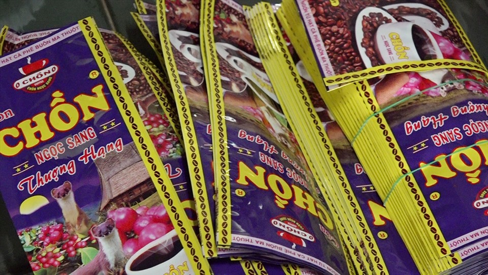 Triệt phá cơ sở sản xuất cà phê con chồn thượng hạng chứa 80% đậu nành