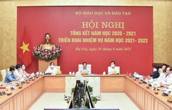 Thủ tướng yêu cầu xem xét tiêm vaccine để học sinh sớm được trở lại trường