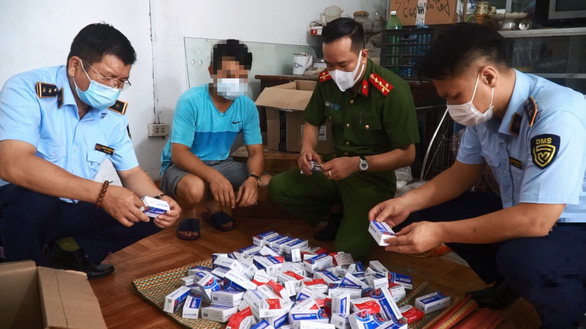 Hà Nội: Gom thuốc điều trị Covid-19 trôi nổi về bán giá cao