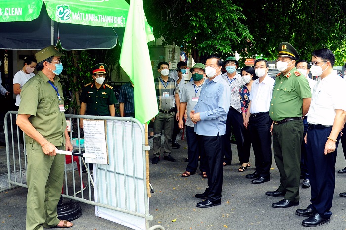 Bí thư Thành ủy Hà Nội Đinh Tiến Dũng: Cấp giấy đi đường nhanh, gọn, thực hiện giãn cách triệt để trong “vùng đỏ”
