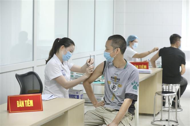 Tiêm trộn vắc xin Moderna và Pfizer có an toàn không?
