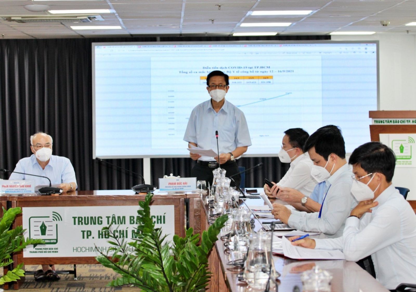 TPHCM chưa rút ngắn thời gian giữa 2 mũi tiêm vaccine AstraZeneca