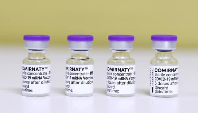 Pfizer phản hồi về lô vaccine chứa chất lạ tại Nhật Bản