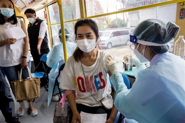 “Chìa khóa” vaccine giúp nhiều quốc gia mở cửa trở lại