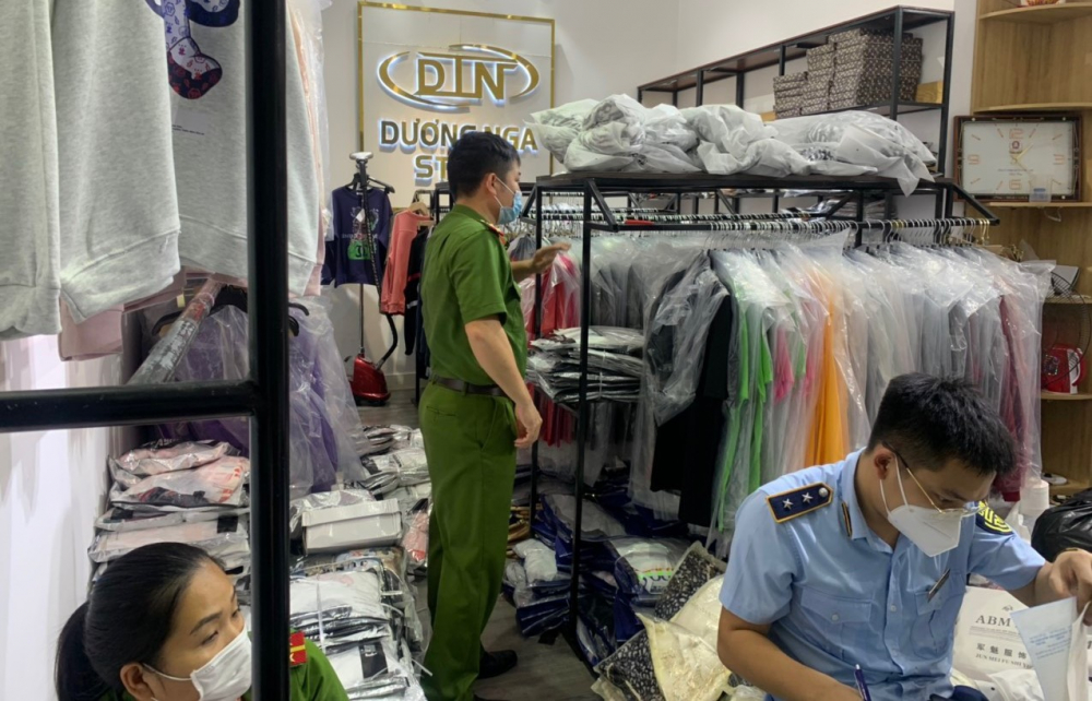 Bắc Ninh: Tạm giữ nhiều sản phẩm thời trang có dấu hiệu giả mạo nhãn hiệu