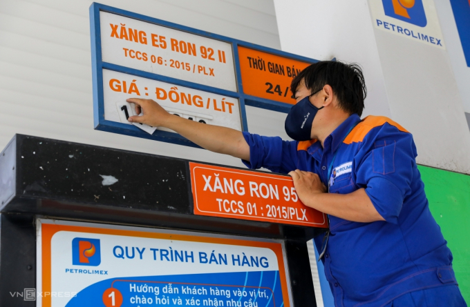 Giá xăng, dầu đồng loạt tăng gần 1.000 đồng/lít
