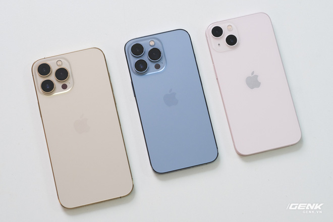 Giá iPhone 13 xách tay 'lao dốc không phanh' sau khi hàng chính hãng lên kệ