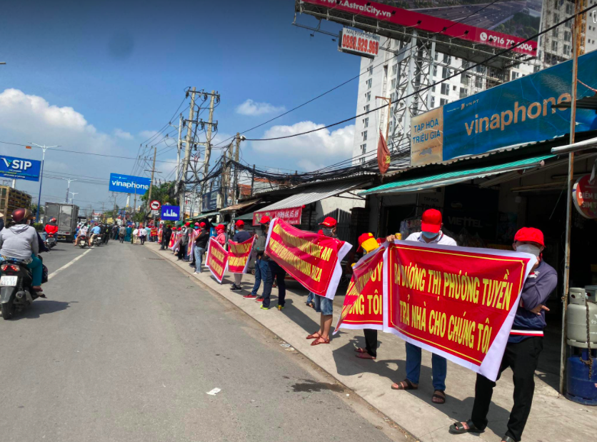 Hơn 200 khách mua dự án Roxana Plaza căng băng rôn để đòi nhà