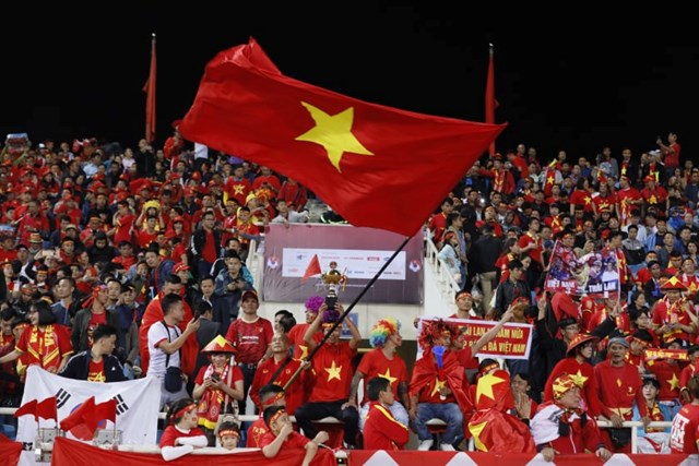Xét nghiệm COVID-19 với giá 100.000 đồng/người cho khán giả tới sân Mỹ Đình cổ vũ đội tuyển Việt Nam