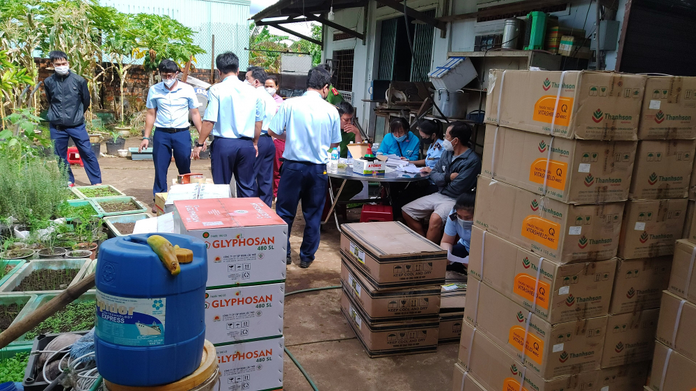 Phát hiện và tạm giữ hơn 3.500 lít thuốc bảo vệ thực vật bị cấm tại Việt Nam