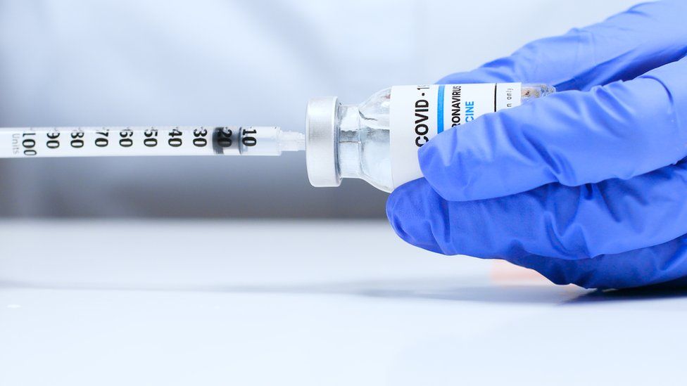 Các hãng dược 'chạy đua' nghiên cứu vaccine trị siêu biến thể Omicron