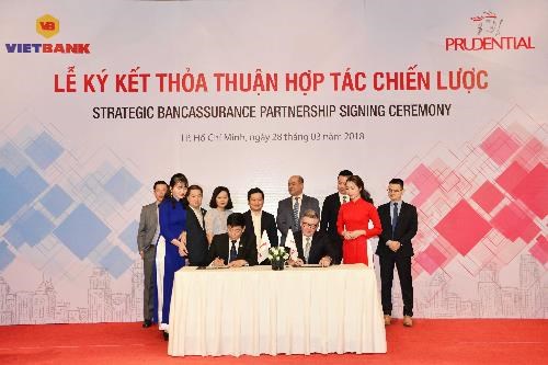 Ngân hàng 'trúng lớn' từ sản phẩm bancassurance, khách hàng 'kêu trời' vì ép mua bảo hiểm?