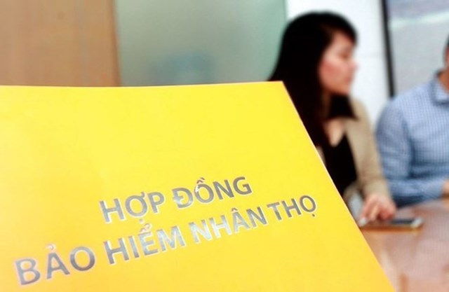 Ngân hàng 'trúng lớn' từ sản phẩm bancassurance, khách hàng 'kêu trời' vì ép mua bảo hiểm?