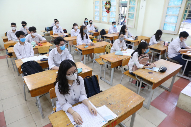 Thủ tướng: Cho học sinh từ 12 tuổi đi học trực tiếp sớm nhất có thể sau Tết Nguyên đán