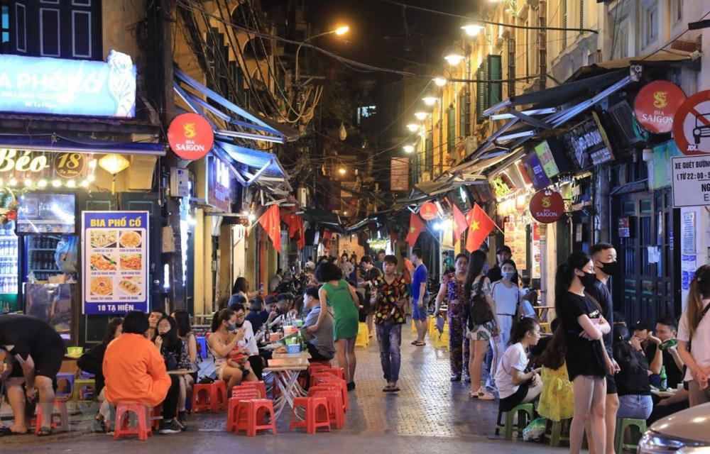Hà Nội: Bỏ quy định hàng quán đóng cửa trước 21h, mở lại phố đi bộ