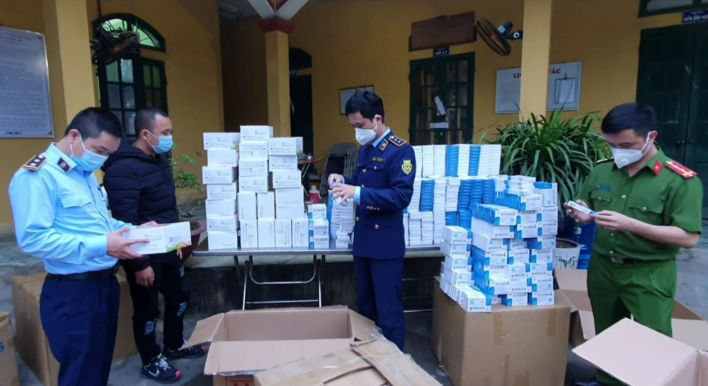 Hưng Yên: Phát hiện và bắt giữ số lượng lớn kit test và 'thuốc điều trị' Covid-19 nhập lậu