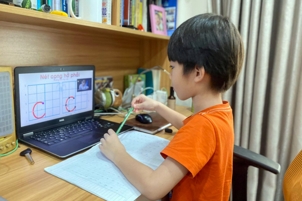 Ký duyệt gói hỗ trợ vay vốn mua thiết bị học trực tuyến cho học sinh nghèo