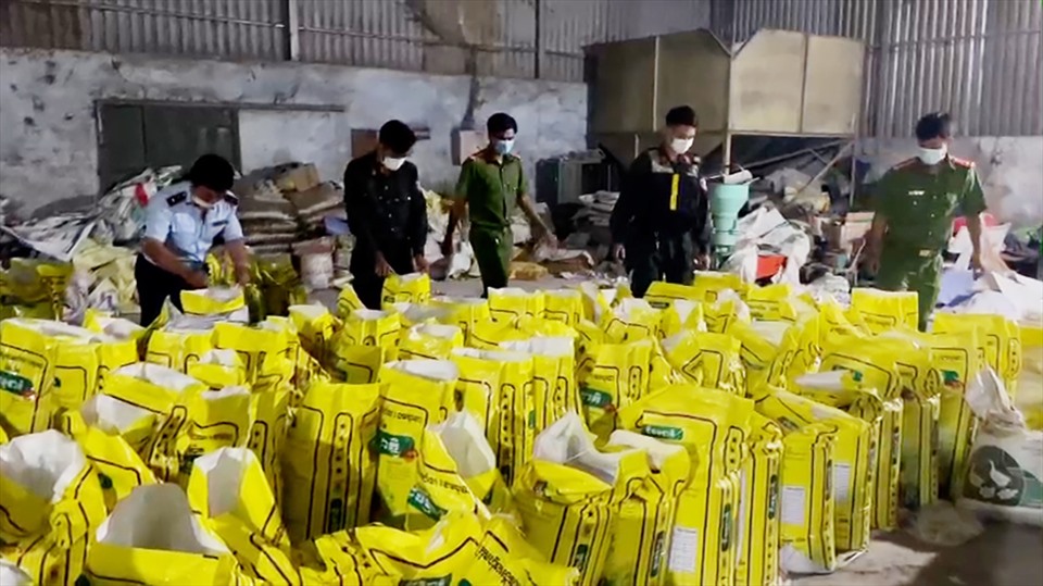 An Giang: Phát hiện công ty phân bón chứa hàng hóa không rõ nguồn gốc