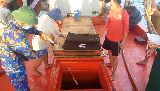 Kiên Giang: Tạm giữ tàu chở 20.000 lít dầu DO không rõ nguồn gốc