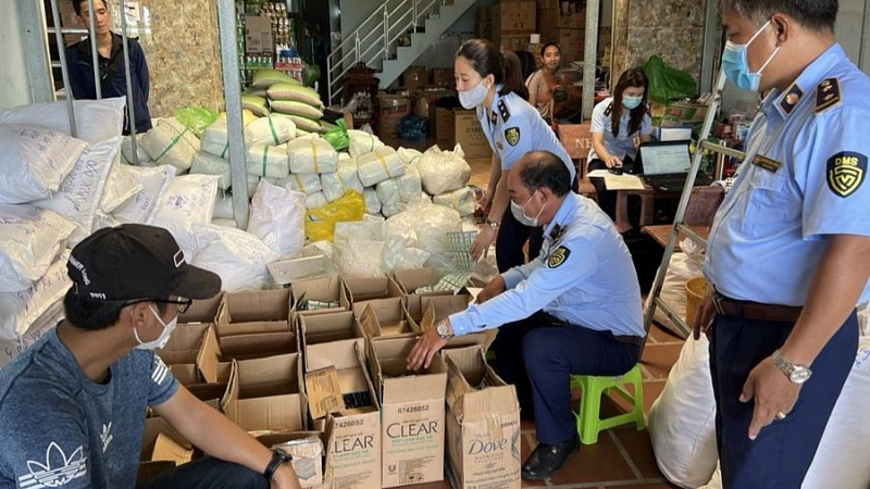 Cà Mau: Thu giữ hàng nghìn sản phẩm dầu gội có dấu hiệu giả mạo nhãn hiệu
