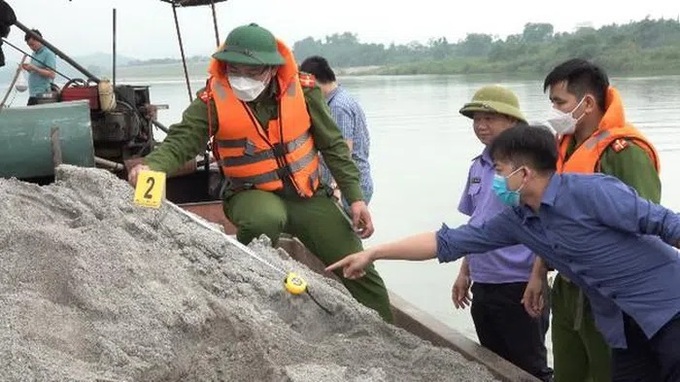 Nghệ An: Khởi tố vụ án liên quan đến khai thác cát “lậu”