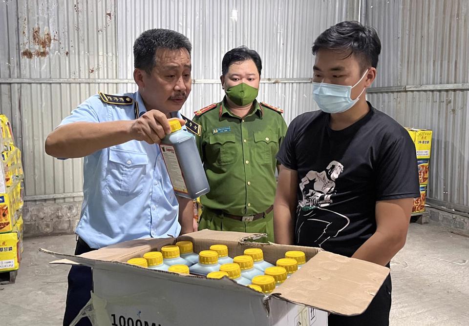 Hà Nội: Kiểm tra đột xuất, phát hiện một kho thuốc bảo vệ thực vật giả mạo nhãn hiệu