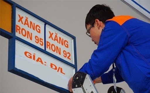 Giá xăng giảm 100 - 400 đồng/lít