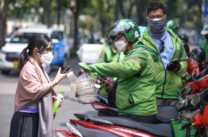 Bộ Công Thương yêu cầu Grab làm rõ việc thu phụ phí "nắng nóng", "kẹt xe"
