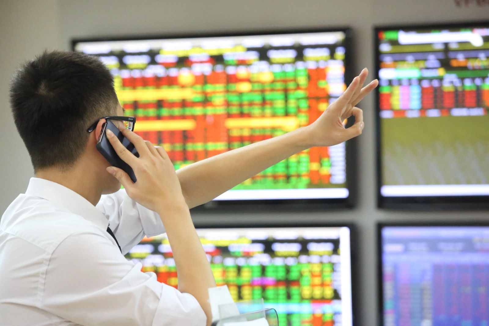 VN-Index "bốc hơi" gần 4 điểm